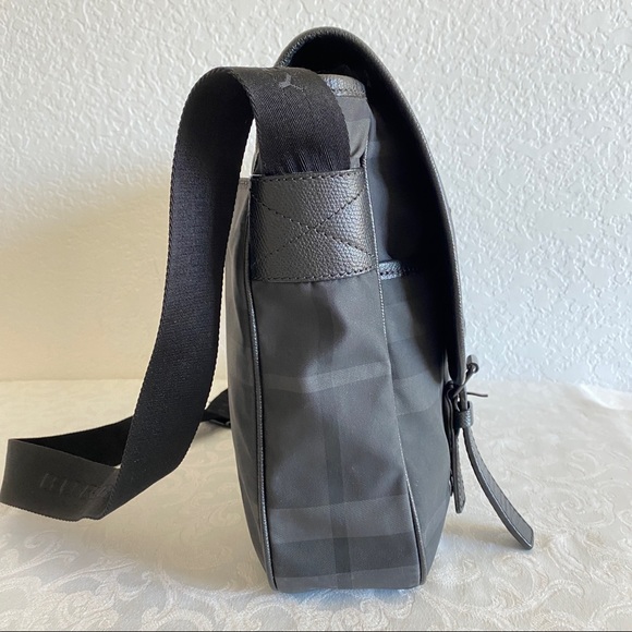 Burberry Check Pattern Black Nylon messenger laptop bag - Picture 5 of 16